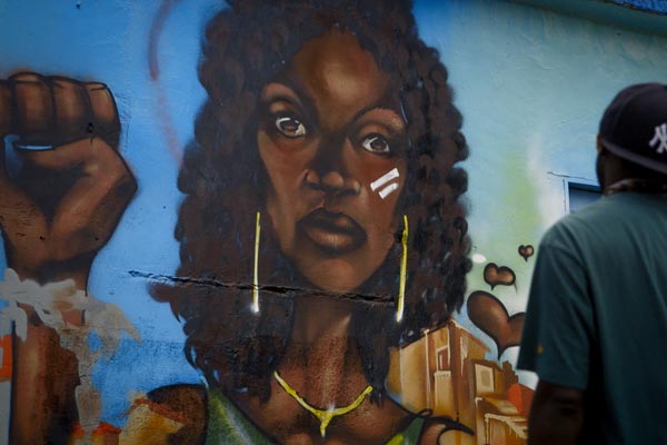 World Cup Graffiti © LITTLE STONES<br />On the first day of the 2014 FIFA World Cup, Brazilian Graffiti artist Panmela Castro organizes a 1 kilometer-long mural protesting domestic violence.