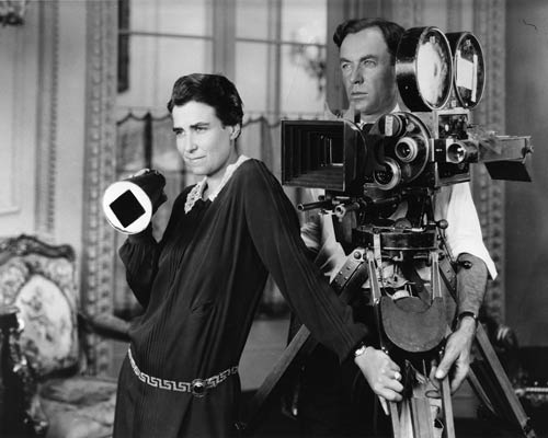 DOROTHY ARZNER, UNE PIONNIÈRE À HOLLYWOOD<br />Dorothy Arzner sur le tournage de son film <em>Frivolités</em> avec le directeur de la photographie Al Gilks (1927)